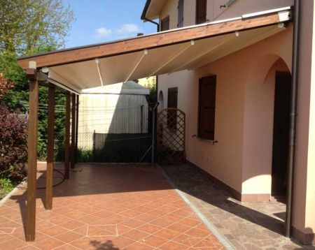 Struttura In Legno con Tenda Retraibile